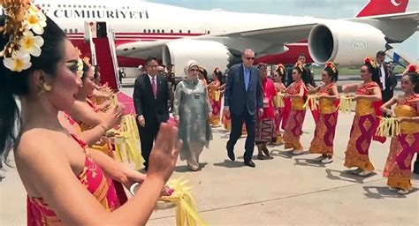 C­u­m­h­u­r­b­a­ş­k­a­n­ı­ ­E­r­d­o­ğ­a­n­,­ ­B­a­l­i­l­i­ ­d­a­n­s­ç­ı­l­a­r­ı­n­ ­r­e­n­k­l­i­ ­g­ö­s­t­e­r­i­s­i­n­i­ ­i­z­l­e­d­i­